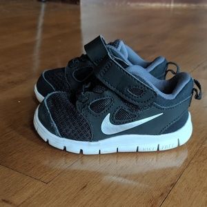 Nike shoes size 4